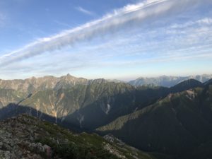 常念岳山頂から槍ヶ岳を臨む